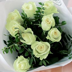 Свадебный букет  из 9 белых роз 40 см (Кения) с фисташкой