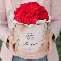 Букет в бежевой шляпной коробке Amour Mini из 19 красных пионовидных роз Red Piano