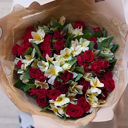Мини-букет  из 10 белых альстромерий и 13 красных кустовых роз 40 см (Кения)