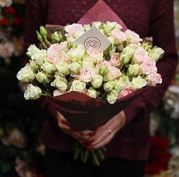 Букет из 15 кустовых розовых и фисташковых роз 40 см (Кения)