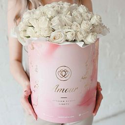 Букет в розовой шляпной коробке Amour из 33 белых кустовых роз (Эквадор)
