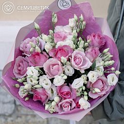 Букет из 15 розовых роз и 10 белых лизиантусов