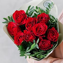 Мини-букет круглый  из 9 красных роз 40 см (Кения) с фисташкой