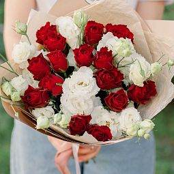 Бело-бордовый свадебный букет  из 15 красных роз 40 см (Кения) и 7 белых лизиантусов