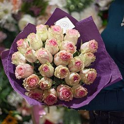 Букет из 25 розово-фисташковых роз Esperance 50 см (Эквадор)