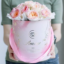 Мини-букет  в розовой шляпной коробке Amour Mini из 21 персиковой пионовидной розы Flash Back
