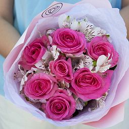 Мини-букет круглый  из 7 розовых роз 35-40 см (Россия) и 4 белых альстромерий