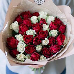 Бело-бордовый свадебный букет  из 35 красных и белых роз 40 см (Кения)