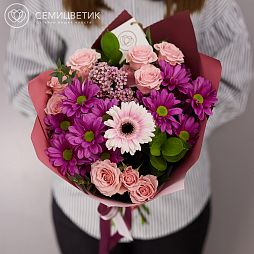 Букет из герберы, кустовых роз и хризантем в розовой пленке