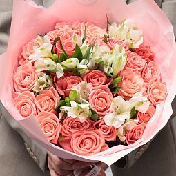 Букет из 26 розовых роз 35-40 см (Россия) и 7 белых альстромерий