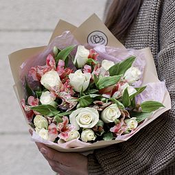 Букет из 15 белых роз 30 см (Кения) и 7 розовых альстромерий в розовой пленке