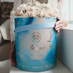 Букет в голубой шляпной коробке Amour из 33 белых и розовых кустовых роз (Эквадор)