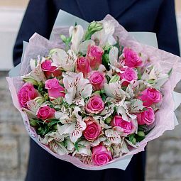 Букет из 15 розовых роз 30 см (Кения) и 10 белых альстромерий