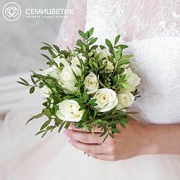 Бело-зеленый свадебный букет Свадебный  из кенийской розы и зелени
