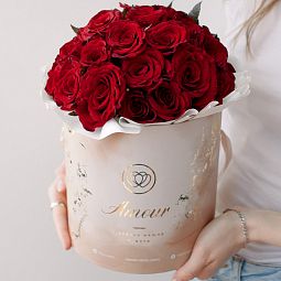 Букет в бежевой шляпной коробке Amour Mini из 29 красных с темной каймой роз Магия (Россия)