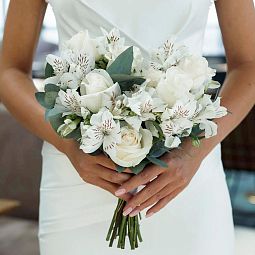 Мини-букет Свадебный  из эквадорских роз и альстромерии с эвкалиптом