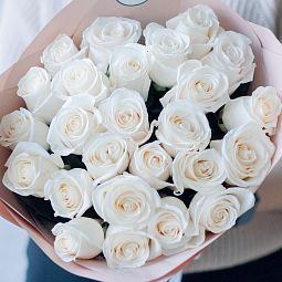 Букет из 25 белых роз Vendela (Эквадор) 50 см в кремовой пленке