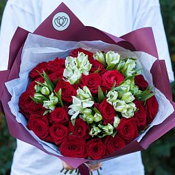 Бело-бордовый свадебный букет  из 26 красных роз 35-40 см (Россия) и 7 белых альстромерий