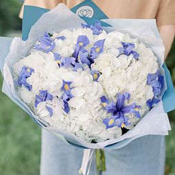 Бело-синий свадебный букет  из 3 белых гортензий и 10 синих ирисов