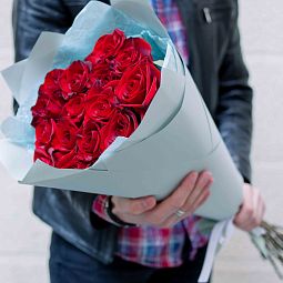 Букет из 15 красных с темной каймой роз Магия 80 см (Россия)