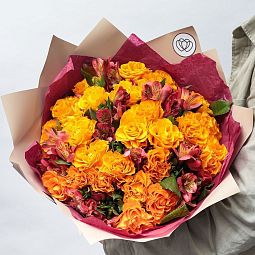 Букет из 26 оранжевых роз 35-40 см (Россия) и 7 красных альстромерий