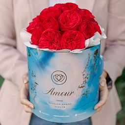 Букет в голубой шляпной коробке Amour Mini из 19 красных пионовидных роз Red Piano