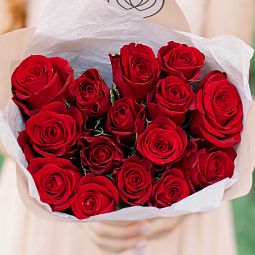 Мини-букет круглый  из 15 красных роз 40 см (Кения)
