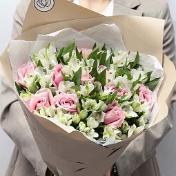 Букет из 15 белых альстромерий и 10 нежно-розовых роз 50 см (Россия)