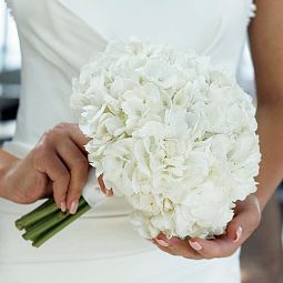 Свадебный букет из белых гортензий