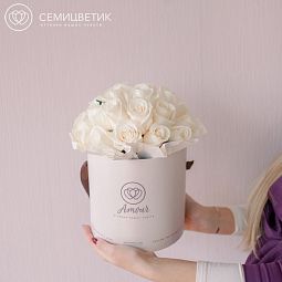 Букет в шляпной коробке Amour Mini из 25 роз Vendela (Эквадор)