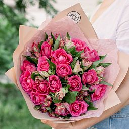 Букет из 15 розовых роз 30 см (Кения) и 7 розовых альстромерий в розовой пленке