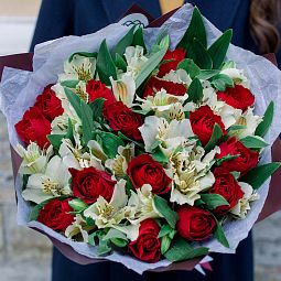 Бело-бордовый свадебный букет  из 15 красных роз 30 см (Кения) и 10 белых альстромерий