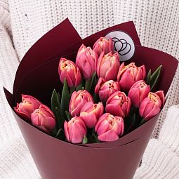 Мини-букет  из 15 розовых пионовидных тюльпанов в бордовой пленке