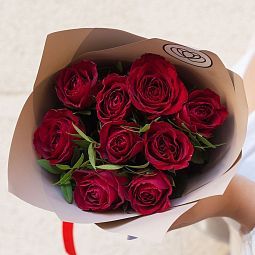 Мини-букет круглый  из 9 красных роз 40 см (Кения) с фисташкой в кремовой пленке