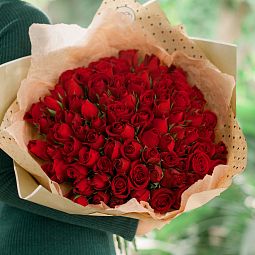 Букет из 101 красной розы 40 см (Кения) в крафтовой упаковке (Экспресс-доставка).