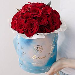 Букет в голубой шляпной коробке Amour Mini из 29 красных с темной каймой роз Магия (Россия) 