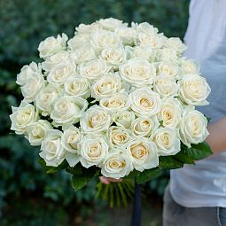 Траурный букет из 44 белых роз 50 см (Россия)