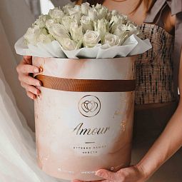 Букет в бежевой шляпной коробке Amour из 51 белой розы (Кения)