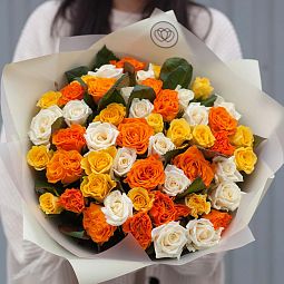 Букет из 51 оранжевой, желтой и белой розы 35-40 см (Россия) в матовой пленке