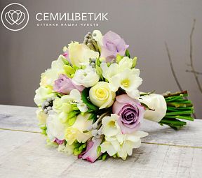 Бело-фиолетовый свадебный букет Свадебный  из роз, фрезии и брунии