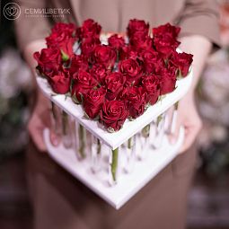 Композиция Сердце из 25 красных роз в пробирках