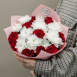 Бело-бордовый свадебный букет  из 3 белых кустовых хризантем и 10 красных роз в розовой пленке