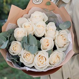 Мини-букет  из 11 белых роз Vendela 50 см (Эквадор) с эвкалиптом