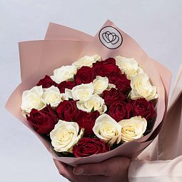Букет из 25 красных и белых роз 40 см (Кения) в кремовой пленке
