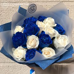 Мини-букет  из 15 синих и белых роз Vendela (Эквадор)