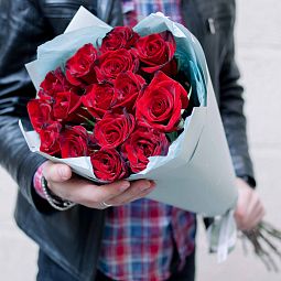 Букет из 15 красных с темной каймой роз Магия 70 см (Россия)