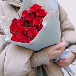 Букет из 15 красных с темной каймой роз Магия 60 см (Россия)
