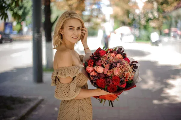 Цветы к платью бежевого цвета