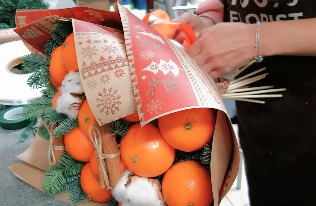 составить букет из мандаринов и ели
