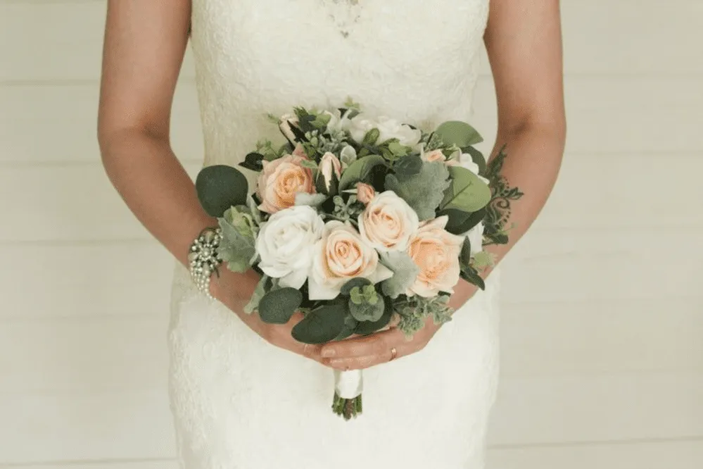 Цветы к платью слоновой кости